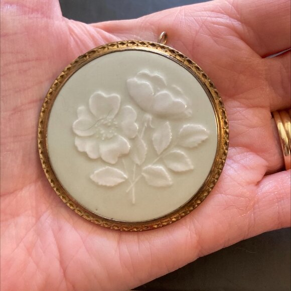 1967 provincial flower gold filled & porcelain brooch/pendant by Royal Worcester - Picture 4 of 7